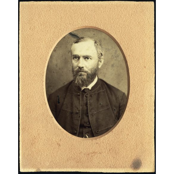 Alfred Adler műterme, Beszterce, Erdély, elegáns férfi szakállal, bajusszal, magyaros ruhában, portré, monarchia, 1880-as évek, Eredeti kabinetfotó eredeti paszpartura ragasztva.  