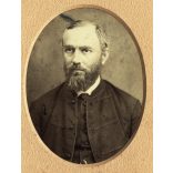 Alfred Adler műterme, Beszterce, Erdély, elegáns férfi szakállal, bajusszal, magyaros ruhában, portré, monarchia, 1880-as évek, Eredeti kabinetfotó eredeti paszpartura ragasztva.  