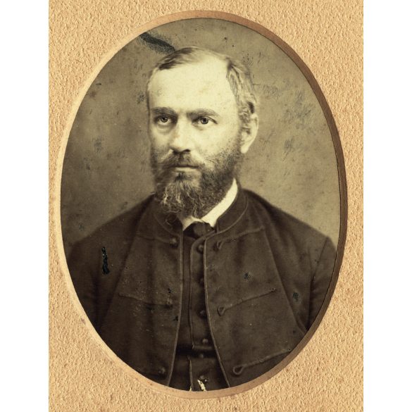 Alfred Adler műterme, Beszterce, Erdély, elegáns férfi szakállal, bajusszal, magyaros ruhában, portré, monarchia, 1880-as évek, Eredeti kabinetfotó eredeti paszpartura ragasztva.  