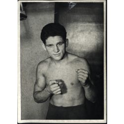   Nagyobb méret, Torma Gyula (Július Torma) magyar származású (cseh születésű) olimpiai bajnok bokszoló, ökölvívó,  sport, Horthy-korszak, 1942, 1940-es évek, Eredeti hátulján feliratozott fotó, papírkép, felülete foltos.