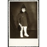 MONA LISA műterem, Albertfalva, kislány télikabátban, kokárdával, helytörténet, Horthy-korszak, 1930-as évek, Eredeti, pecséttel jelzett fotó, hátulján feliratozott papírkép.  