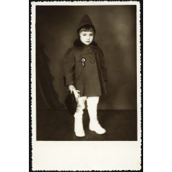   MONA LISA műterem, Albertfalva, kislány télikabátban, kokárdával, helytörténet, Horthy-korszak, 1930-as évek, Eredeti, pecséttel jelzett fotó, hátulján feliratozott papírkép.  