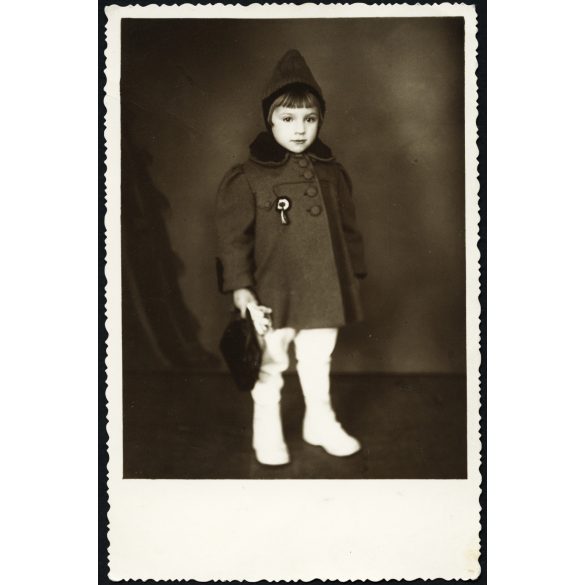 MONA LISA műterem, Albertfalva, kislány télikabátban, kokárdával, helytörténet, Horthy-korszak, 1930-as évek, Eredeti, pecséttel jelzett fotó, hátulján feliratozott papírkép.  