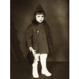 MONA LISA műterem, Albertfalva, kislány télikabátban, kokárdával, helytörténet, Horthy-korszak, 1930-as évek, Eredeti, pecséttel jelzett fotó, hátulján feliratozott papírkép.  