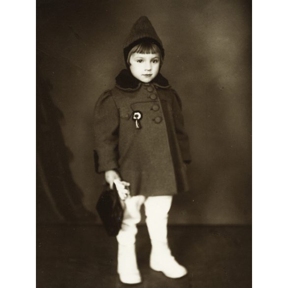 MONA LISA műterem, Albertfalva, kislány télikabátban, kokárdával, helytörténet, Horthy-korszak, 1930-as évek, Eredeti, pecséttel jelzett fotó, hátulján feliratozott papírkép.  