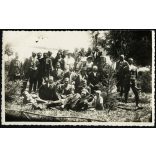 Nyilas Foto Erdély, Székelyföld,  elegáns nők férfiakkal, katona egyenruhában, férfiak különös kitűzővel, Horthy-korszak, 1920-as évek, Eredeti, pecséttel jelzett fotó, papírkép.  