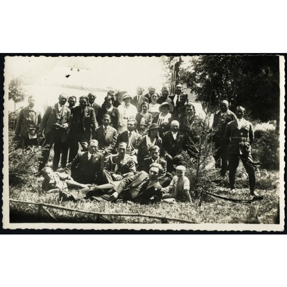 Nyilas Foto Erdély, Székelyföld,  elegáns nők férfiakkal, katona egyenruhában, férfiak különös kitűzővel, Horthy-korszak, 1920-as évek, Eredeti, pecséttel jelzett fotó, papírkép.  