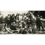 Nyilas Foto Erdély, Székelyföld,  elegáns nők férfiakkal, katona egyenruhában, férfiak különös kitűzővel, Horthy-korszak, 1920-as évek, Eredeti, pecséttel jelzett fotó, papírkép.  