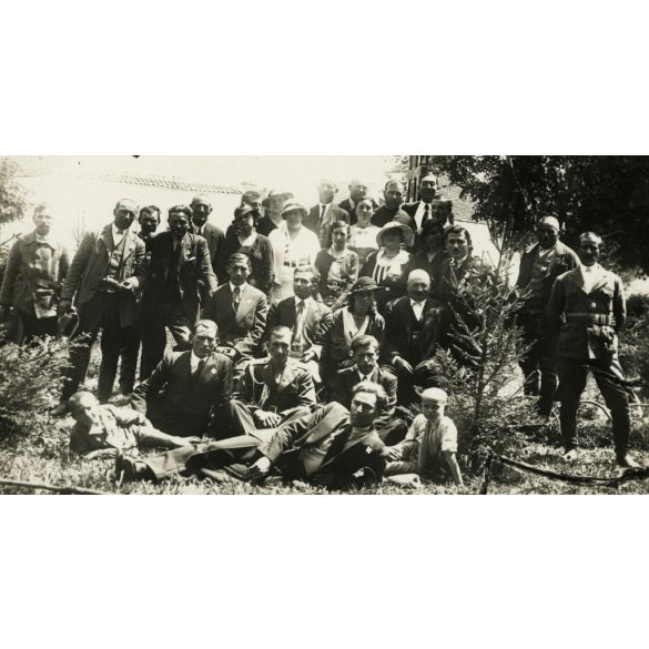 Nyilas Foto Erdély, Székelyföld,  elegáns nők férfiakkal, katona egyenruhában, férfiak különös kitűzővel, Horthy-korszak, 1920-as évek, Eredeti, pecséttel jelzett fotó, papírkép.  