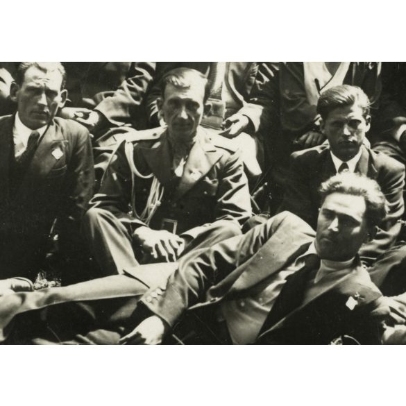 Nyilas Foto Erdély, Székelyföld,  elegáns nők férfiakkal, katona egyenruhában, férfiak különös kitűzővel, Horthy-korszak, 1920-as évek, Eredeti, pecséttel jelzett fotó, papírkép.  