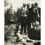 Nyilas Foto Erdély, Székelyföld,  elegáns nők férfiakkal, katona egyenruhában, férfiak különös kitűzővel, Horthy-korszak, 1920-as évek, Eredeti, pecséttel jelzett fotó, papírkép.  