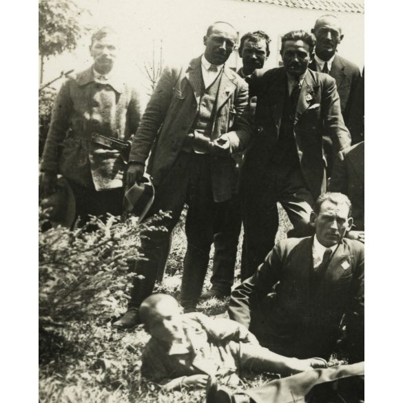 Nyilas Foto Erdély, Székelyföld,  elegáns nők férfiakkal, katona egyenruhában, férfiak különös kitűzővel, Horthy-korszak, 1920-as évek, Eredeti, pecséttel jelzett fotó, papírkép.  