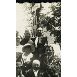 Nyilas Foto Erdély, Székelyföld,  elegáns nők férfiakkal, katona egyenruhában, férfiak különös kitűzővel, Horthy-korszak, 1920-as évek, Eredeti, pecséttel jelzett fotó, papírkép.  