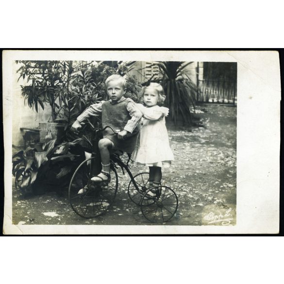 Popp L. (?) fotográfus, Fiume, gyerekek (Lurkó és Magdus) triciklin, játék, jármű, közlekedés, monarchia, 1910, 1910-es évek, Eredeti hátulján feliratozott fotó, papírkép.   