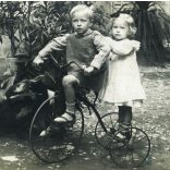 Popp L. (?) fotográfus, Fiume, gyerekek (Lurkó és Magdus) triciklin, játék, jármű, közlekedés, monarchia, 1910, 1910-es évek, Eredeti hátulján feliratozott fotó, papírkép.   