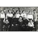 Kovács Andor színész (?) családja, magyar katonák egyenruhában, kard, matrózblúz, tengerész sapka, 1. világháború, monarchia, 1916, 1910-es évek, Eredeti fotó, hátulján feliratozott, szignózott papírkép.   