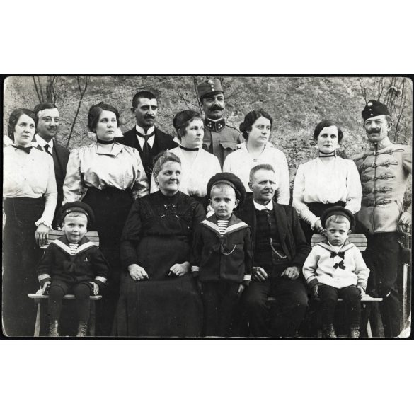Kovács Andor színész (?) családja, magyar katonák egyenruhában, kard, matrózblúz, tengerész sapka, 1. világháború, monarchia, 1916, 1910-es évek, Eredeti fotó, hátulján feliratozott, szignózott papírkép.   