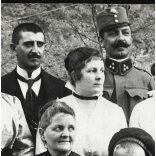 Kovács Andor színész (?) családja, magyar katonák egyenruhában, kard, matrózblúz, tengerész sapka, 1. világháború, monarchia, 1916, 1910-es évek, Eredeti fotó, hátulján feliratozott, szignózott papírkép.   