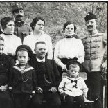 Kovács Andor színész (?) családja, magyar katonák egyenruhában, kard, matrózblúz, tengerész sapka, 1. világháború, monarchia, 1916, 1910-es évek, Eredeti fotó, hátulján feliratozott, szignózott papírkép.   