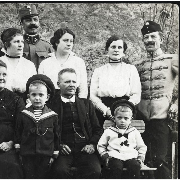 Kovács Andor színész (?) családja, magyar katonák egyenruhában, kard, matrózblúz, tengerész sapka, 1. világháború, monarchia, 1916, 1910-es évek, Eredeti fotó, hátulján feliratozott, szignózott papírkép.   