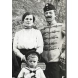 Kovács Andor színész (?) családja, magyar katonák egyenruhában, kard, matrózblúz, tengerész sapka, 1. világháború, monarchia, 1916, 1910-es évek, Eredeti fotó, hátulján feliratozott, szignózott papírkép.   