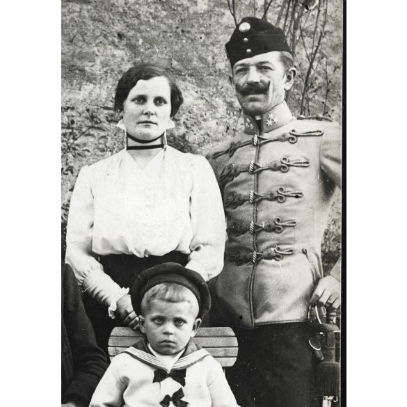 Kovács Andor színész (?) családja, magyar katonák egyenruhában, kard, matrózblúz, tengerész sapka, 1. világháború, monarchia, 1916, 1910-es évek, Eredeti fotó, hátulján feliratozott, szignózott papírkép.   