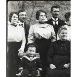 Kovács Andor színész (?) családja, magyar katonák egyenruhában, kard, matrózblúz, tengerész sapka, 1. világháború, monarchia, 1916, 1910-es évek, Eredeti fotó, hátulján feliratozott, szignózott papírkép.   