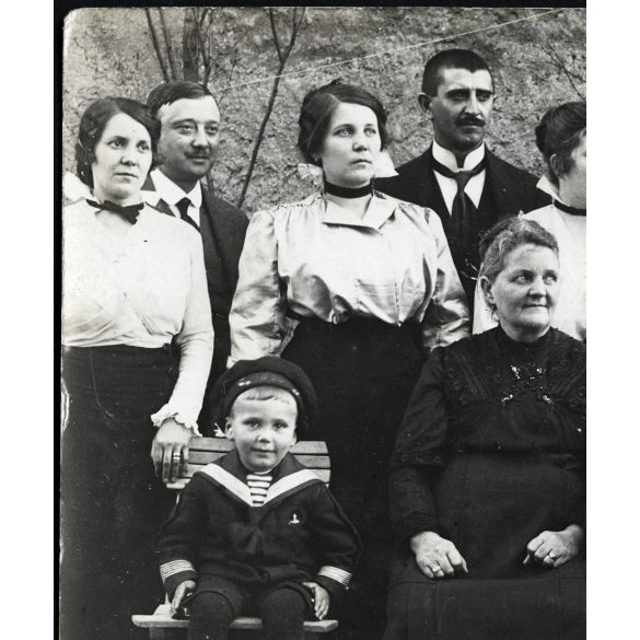 Kovács Andor színész (?) családja, magyar katonák egyenruhában, kard, matrózblúz, tengerész sapka, 1. világháború, monarchia, 1916, 1910-es évek, Eredeti fotó, hátulján feliratozott, szignózott papírkép.   