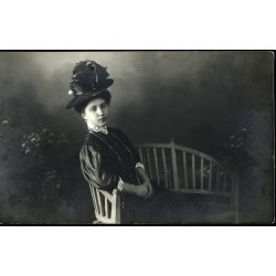   Mozog Marcsa tanítónő, Fiume, elegáns nő portréja, kalap, foglalkozás, monarchia, 1907, 1900-as évek, Eredeti fotó, hátulján feliratozott, szignózott papírkép.   