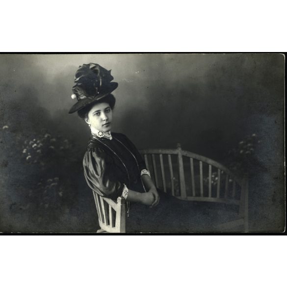 Mozog Marcsa tanítónő, Fiume, elegáns nő portréja, kalap, foglalkozás, monarchia, 1907, 1900-as évek, Eredeti fotó, hátulján feliratozott, szignózott papírkép.   