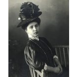 Mozog Marcsa tanítónő, Fiume, elegáns nő portréja, kalap, foglalkozás, monarchia, 1907, 1900-as évek, Eredeti fotó, hátulján feliratozott, szignózott papírkép.   