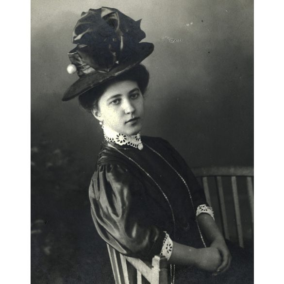 Mozog Marcsa tanítónő, Fiume, elegáns nő portréja, kalap, foglalkozás, monarchia, 1907, 1900-as évek, Eredeti fotó, hátulján feliratozott, szignózott papírkép.   