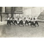 „Mintacsapat” az országot járja bemutatóval. Iskolás lányok, sport, torna, különös tornaruha, a korabeli sajtó írt róluk, monarchia, 1909, 1900-as évek, Eredeti fotó, hátulján feliratozott papírkép.  