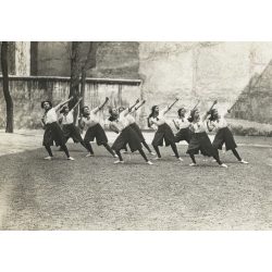   „Mintacsapat” az országot járja bemutatóval. Iskolás lányok, sport, torna, különös tornaruha, a korabeli sajtó írt róluk, monarchia, 1909, 1900-as évek, Eredeti fotó, hátulján feliratozott papírkép.  