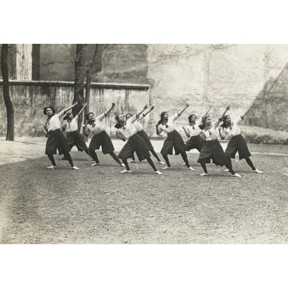 „Mintacsapat” az országot járja bemutatóval. Iskolás lányok, sport, torna, különös tornaruha, a korabeli sajtó írt róluk, monarchia, 1909, 1900-as évek, Eredeti fotó, hátulján feliratozott papírkép.  