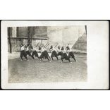 „Mintacsapat” az országot járja bemutatóval. Iskolás lányok, sport, torna, különös tornaruha, a korabeli sajtó írt róluk, monarchia, 1909, 1900-as évek, Eredeti fotó, hátulján feliratozott papírkép.  