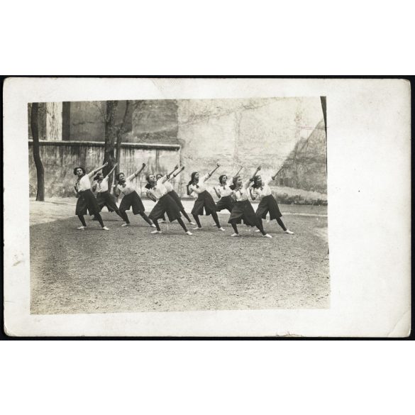 „Mintacsapat” az országot járja bemutatóval. Iskolás lányok, sport, torna, különös tornaruha, a korabeli sajtó írt róluk, monarchia, 1909, 1900-as évek, Eredeti fotó, hátulján feliratozott papírkép.  