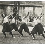 „Mintacsapat” az országot járja bemutatóval. Iskolás lányok, sport, torna, különös tornaruha, a korabeli sajtó írt róluk, monarchia, 1909, 1900-as évek, Eredeti fotó, hátulján feliratozott papírkép.  