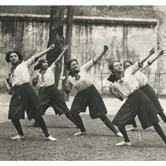 „Mintacsapat” az országot járja bemutatóval. Iskolás lányok, sport, torna, különös tornaruha, a korabeli sajtó írt róluk, monarchia, 1909, 1900-as évek, Eredeti fotó, hátulján feliratozott papírkép.  