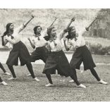 „Mintacsapat” az országot járja bemutatóval. Iskolás lányok, sport, torna, különös tornaruha, a korabeli sajtó írt róluk, monarchia, 1909, 1900-as évek, Eredeti fotó, hátulján feliratozott papírkép.  