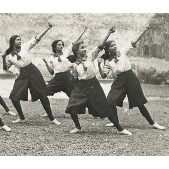 „Mintacsapat” az országot járja bemutatóval. Iskolás lányok, sport, torna, különös tornaruha, a korabeli sajtó írt róluk, monarchia, 1909, 1900-as évek, Eredeti fotó, hátulján feliratozott papírkép.  