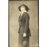 Kabáth Vilmos műterme, Nagyszombat, Felvidék, elegáns nő kalapban, retikül, kesztyű, monarchia, 1915, 1910-es évek, Eredeti fotó, hátulján feliratozott, mélynyomóval jelzett papírkép.   