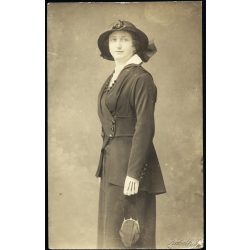   Kabáth Vilmos műterme, Nagyszombat, Felvidék, elegáns nő kalapban, retikül, kesztyű, monarchia, 1915, 1910-es évek, Eredeti fotó, hátulján feliratozott, mélynyomóval jelzett papírkép.   