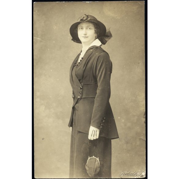 Kabáth Vilmos műterme, Nagyszombat, Felvidék, elegáns nő kalapban, retikül, kesztyű, monarchia, 1915, 1910-es évek, Eredeti fotó, hátulján feliratozott, mélynyomóval jelzett papírkép.   