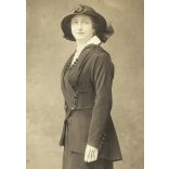 Kabáth Vilmos műterme, Nagyszombat, Felvidék, elegáns nő kalapban, retikül, kesztyű, monarchia, 1915, 1910-es évek, Eredeti fotó, hátulján feliratozott, mélynyomóval jelzett papírkép.   