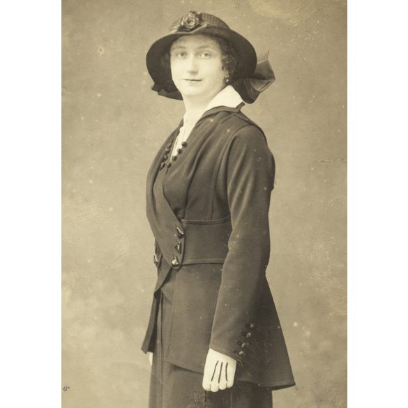Kabáth Vilmos műterme, Nagyszombat, Felvidék, elegáns nő kalapban, retikül, kesztyű, monarchia, 1915, 1910-es évek, Eredeti fotó, hátulján feliratozott, mélynyomóval jelzett papírkép.   