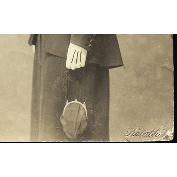 Kabáth Vilmos műterme, Nagyszombat, Felvidék, elegáns nő kalapban, retikül, kesztyű, monarchia, 1915, 1910-es évek, Eredeti fotó, hátulján feliratozott, mélynyomóval jelzett papírkép.   
