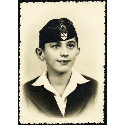   Iskolás fiú sapkában, cserkész (?), Horthy-korszak, 1933, 1930-as évek, Eredeti fotó, hátulján feliratozott papírkép.  