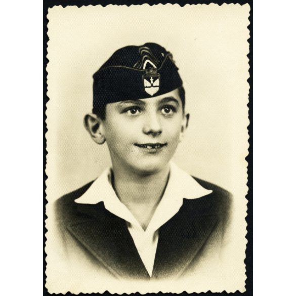 Iskolás fiú sapkában, cserkész (?), Horthy-korszak, 1933, 1930-as évek, Eredeti fotó, hátulján feliratozott papírkép.  