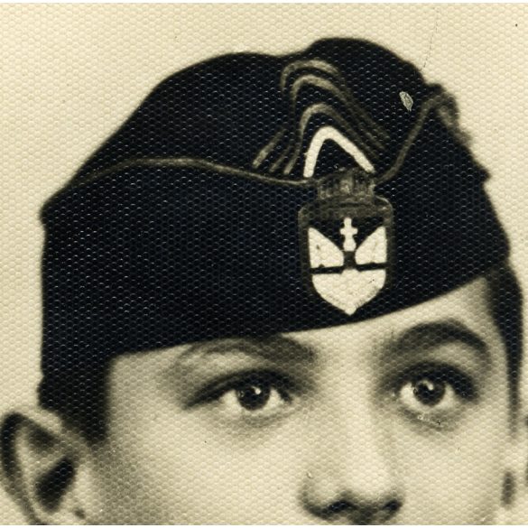 Iskolás fiú sapkában, cserkész (?), Horthy-korszak, 1933, 1930-as évek, Eredeti fotó, hátulján feliratozott papírkép.  